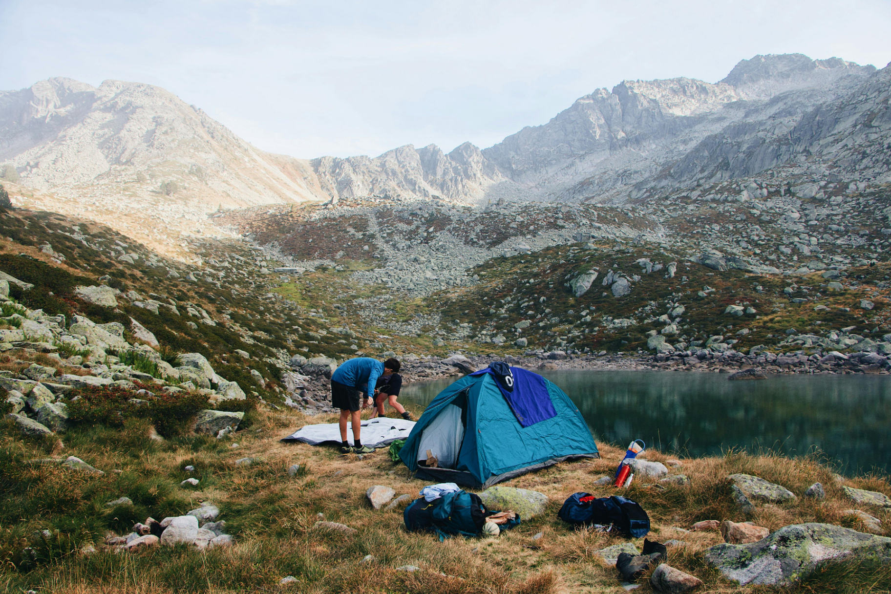 Bivouac au bord d'un lac d'altitude dans les Pyrénées