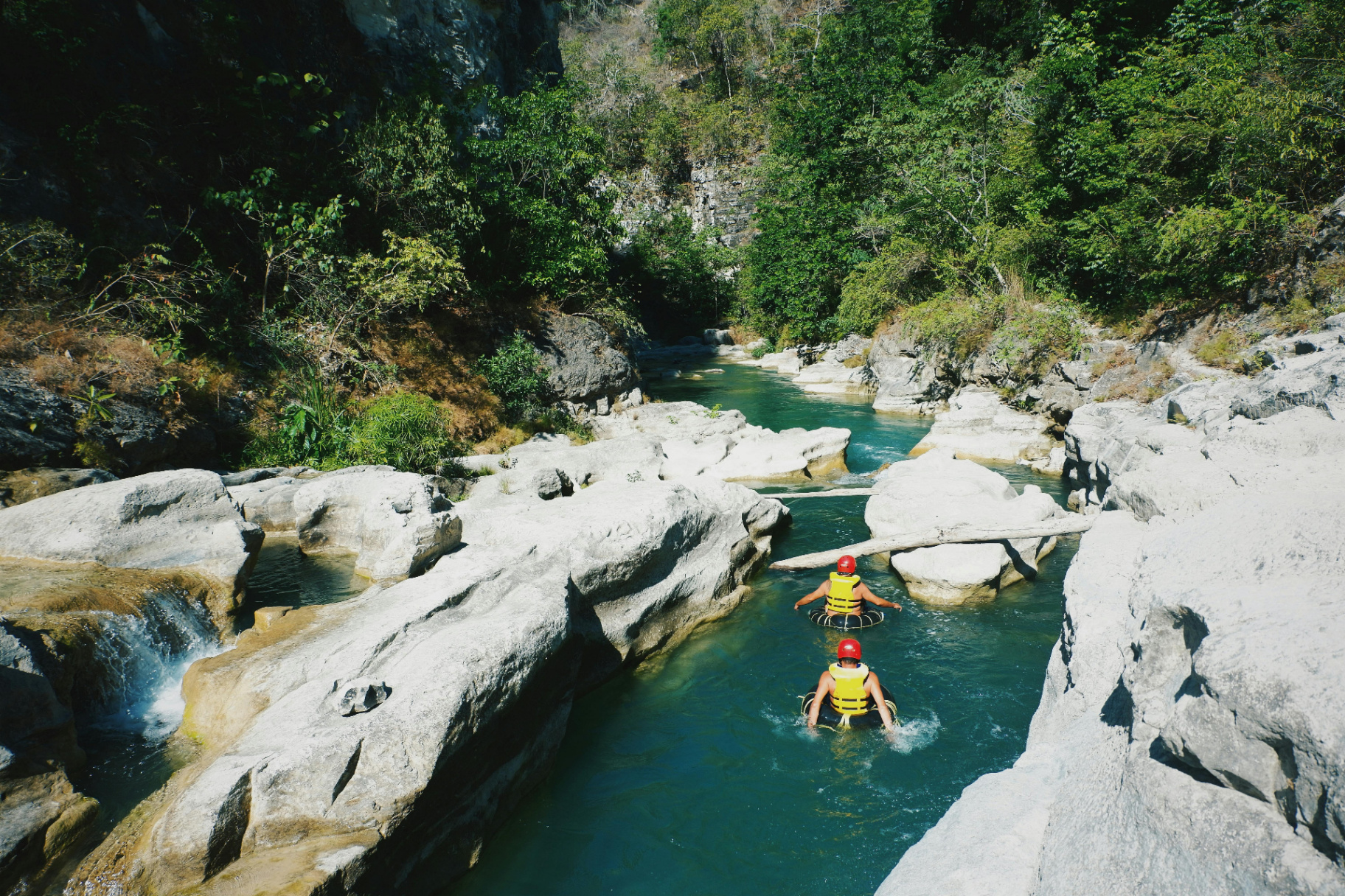 Canyoning dans une rivière turquoise entre les rochers