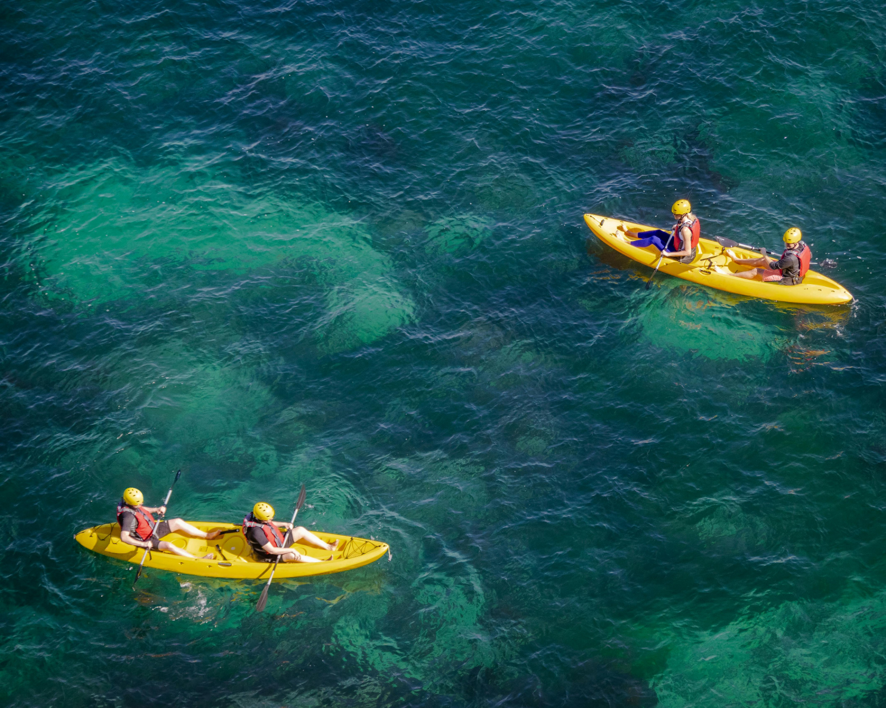 Kayaks jaunes sur une eau turquoise